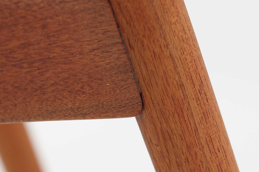 Kai Kristiansenのネイルチェアは、デンマークの名工によって手作りされ、その独創的なデザインと高品質なクラフトマンシップで称賛されています。洗練された背もたれの曲線と美しい木製のフレーム、そして小さなアームが特徴で、快適な座り心地を提供します。背もたれにファブリックが張られた珍しいタイプです。