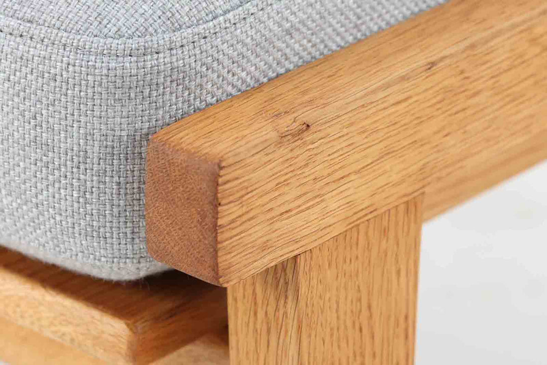 北欧家具を代表するソファ『GE375/370』のオットマンです。木部にはオーク材が使用されています。お持ちのソファと併せてご検討ください。