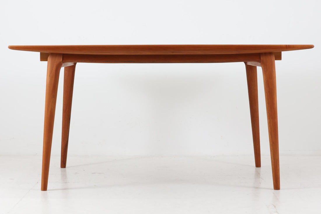北欧より買い付けました。AlfredChristensenデザインのダイニングテーブルです。彼の代表作「ブーメランチェア」とセットでデザインされた「371」です。通常のダイニングテーブルとは異なり、拡張板を本体内部に収納する事により天板の細いラインが綺麗に表現されています。Slagelse社の熟練の職人によって作成されている現地でも数の少ない希少な作品です。