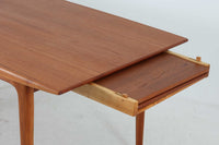 北欧より買い付けました。AlfredChristensenデザインのダイニングテーブルです。彼の代表作「ブーメランチェア」とセットでデザインされた「371」です。通常のダイニングテーブルとは異なり、拡張板を本体内部に収納する事により天板の細いラインが綺麗に表現されています。Slagelse社の熟練の職人によって作成されている現地でも数の少ない希少な作品です。