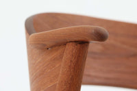 Kai Kristiansenのネイルチェアは、デンマークの名工によって手作りされ、その独創的なデザインと高品質なクラフトマンシップで称賛されています。洗練された背もたれの曲線と美しい木製のフレーム、そして小さなアームが特徴で、快適な座り心地を提供してくれます。デスクチェアとしてもお勧めです。