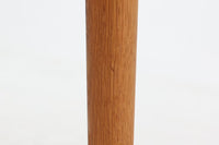 デンマークより買い付けたウェグナーによる「AT15」センターテーブルです。シンプルなデザインでどの様なソファにも合わせやすいと思います。