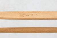 J39は1956年にデザインされ、そのシンプルで頑丈なデザインで広く知られ、「The People's Chair(人々の椅子)」としても呼ばれています。現在はFredericia社から販売されていますが、こちらは初期のFDB mobler社製のものです。経年変化により色味が変わったオーク材が魅力的です。ペーパーコードを剥がさないと見えませんが、製造年が記載されたFDB社の刻印があります。