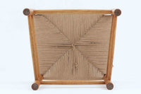 J39は1956年にデザインされ、そのシンプルで頑丈なデザインで広く知られ、「The People's Chair(人々の椅子)」としても呼ばれています。現在はFredericia社から販売されていますが、こちらは初期のFDB mobler社製のものです。経年変化により色味が変わったオーク材が魅力的です。ペーパーコードを剥がさないと見えませんが、製造年が記載されたFDB社の刻印があります。