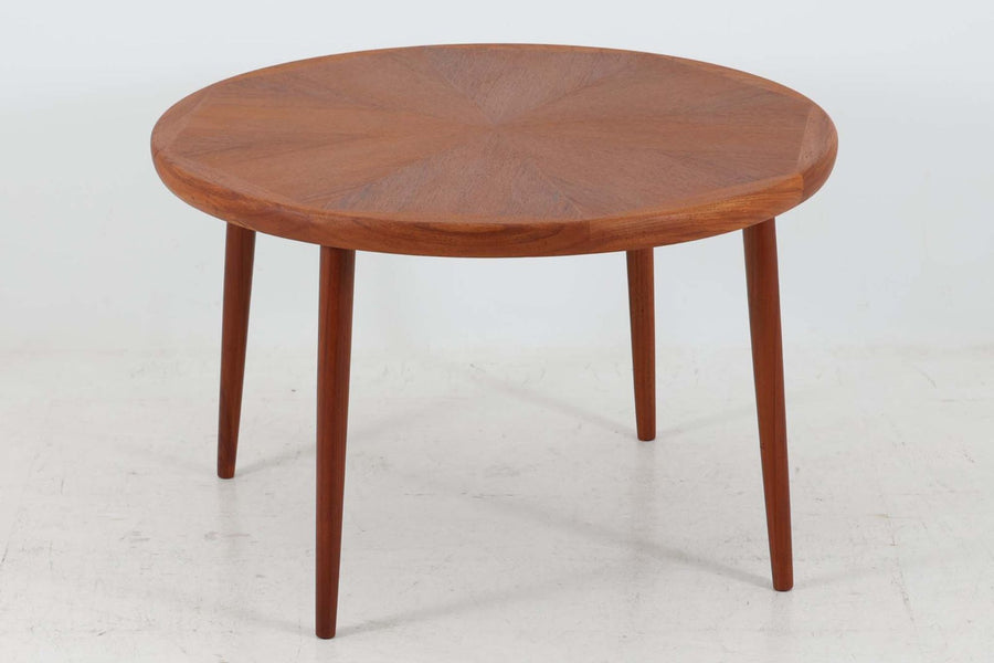 北欧より買い付けたセンターテーブルです。天板の綺麗な木目(スターバースト)は、熟練の職人の手によって計算されて張られています。また、天板の縁は厚めの無垢材がジョイントされており、見た目だけで無くクオリティーの高い作品となっています。本体には良質なチーク材が使用されています。