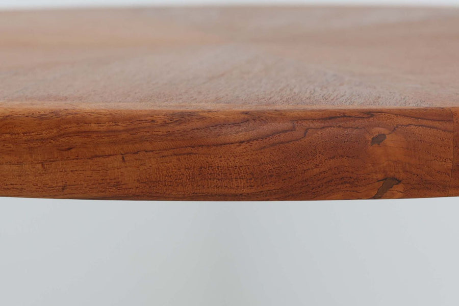 北欧より買い付けたセンターテーブルです。天板の綺麗な木目(スターバースト)は、熟練の職人の手によって計算されて張られています。また、天板の縁は厚めの無垢材がジョイントされており、見た目だけで無くクオリティーの高い作品となっています。本体には良質なチーク材が使用されています。