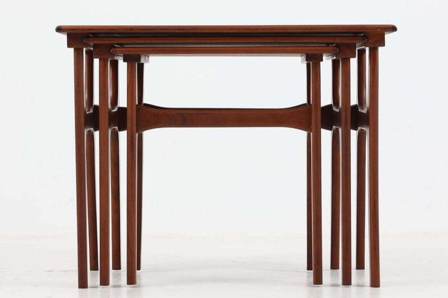 デンマークより買い付けました。シンプルなデザインですが堅牢な造りのネストテーブルです。良質なチーク材が使用されており高級感がございます。