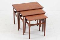 デンマークより買い付けました。シンプルなデザインですが堅牢な造りのネストテーブルです。良質なチーク材が使用されており高級感がございます。