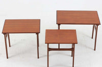 デンマークより買い付けました。シンプルなデザインですが堅牢な造りのネストテーブルです。良質なチーク材が使用されており高級感がございます。