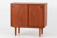 北欧より買い付けたローボードです。シンプルなフォルムで、良質なチーク材が使用されており、暖かみのある木肌が魅力的です。