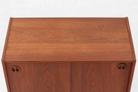 北欧より買い付けたローボードです。シンプルなフォルムで、良質なチーク材が使用されており、暖かみのある木肌が魅力的です。