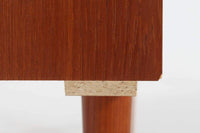 北欧より買い付けたローボードです。シンプルなフォルムで、良質なチーク材が使用されており、暖かみのある木肌が魅力的です。