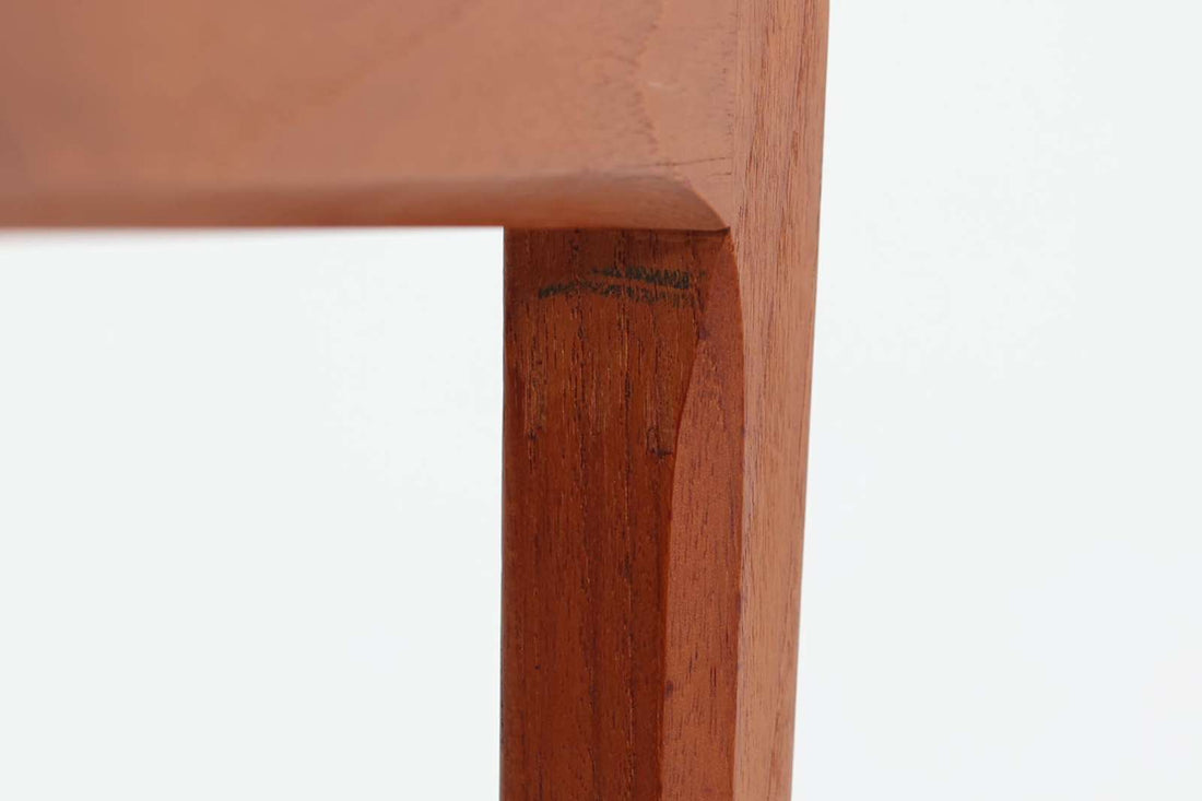 北欧より買い付けました。JohannesAndersenによってデザインされたネストテーブルです。ラインが細く非常にすっきりとしたフォルムです。