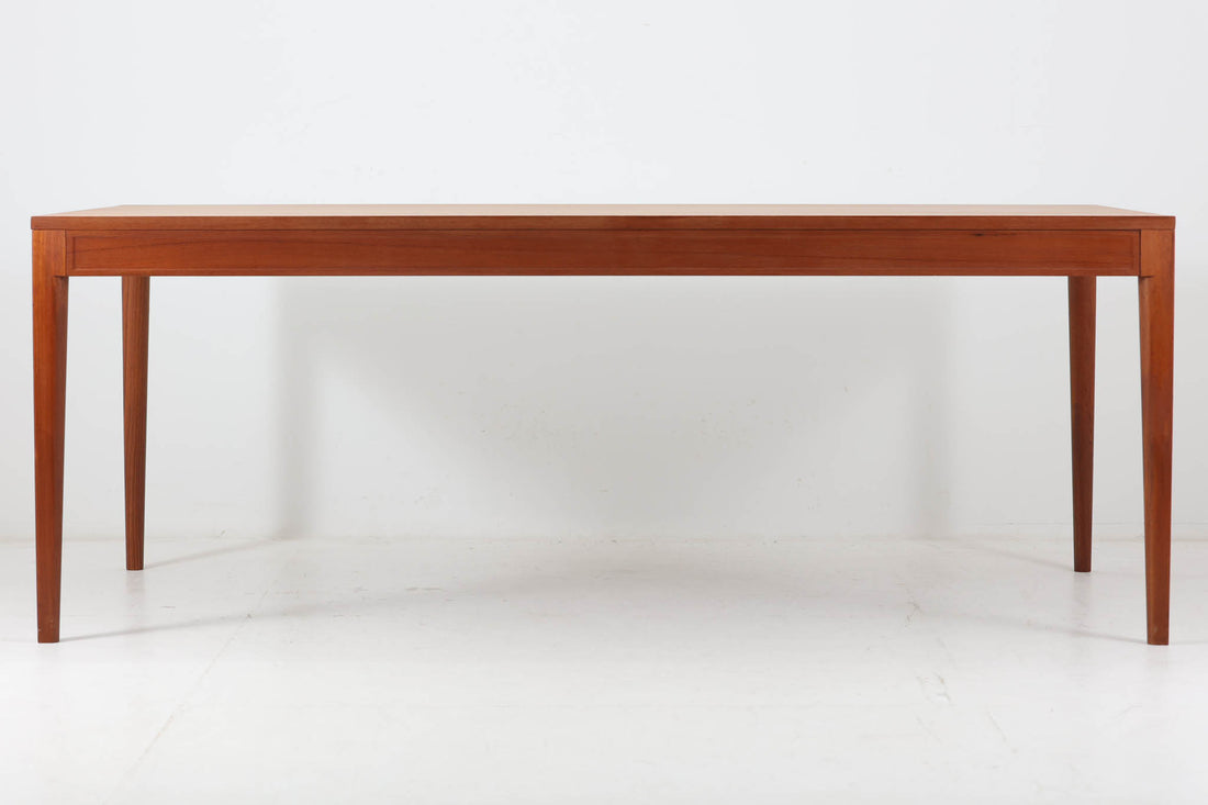 北欧より買い付けたDiplomatシリーズのダイニングテーブルです。France&amp;Son社製の希少なモデルです。幅が190cmと大きめなので会議室などにもお使いいただけます。良質なチーク材が使用されています。