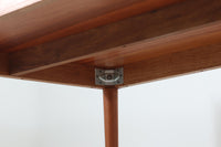 北欧より買い付けたDiplomatシリーズのダイニングテーブルです。France&Son社製の希少なモデルです。幅が190cmと大きめなので会議室などにもお使いいただけます。良質なチーク材が使用されています。