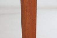 北欧より買い付けたDiplomatシリーズのダイニングテーブルです。France&Son社製の希少なモデルです。幅が190cmと大きめなので会議室などにもお使いいただけます。良質なチーク材が使用されています。