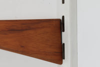 KaiKristiansenによるウォールシステムシェルフです。フレームを壁面に取り付け、棚板を好きな位置に配置する事が出来ます。フレームは4本付属しますので、写真の様に2列で使用する以外にも、1列×2箇所に設置する事も可能です。