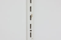 KaiKristiansenによるウォールシステムシェルフです。フレームを壁面に取り付け、棚板を好きな位置に配置する事が出来ます。フレームは4本付属しますので、写真の様に2列で使用する以外にも、1列×2箇所に設置する事も可能です。