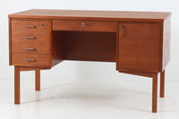 デンマークより買い付けた両袖デスクです。小ぶりで使い勝手の良いサイズ感です。背面も綺麗に仕上げられており、お部屋の真ん中に置いてもご使用いただけます。良質なチーク材が使用されています。メタルの取手が特徴的なデザインです。