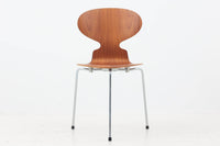 北欧より買い付けました。ArneJacobsenデザインのアントチェアです。チーク材は現在ビンテージ品でしか入手が出来ない為、希少価値が高く、状態の良い物は数が少なくなっています。裏面のメタルカバーがビンテージ品ならではです。