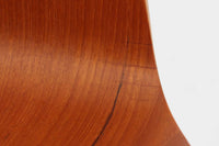 北欧より買い付けました。ArneJacobsenデザインのアントチェアです。チーク材は現在ビンテージ品でしか入手が出来ない為、希少価値が高く、状態の良い物は数が少なくなっています。裏面のメタルカバーがビンテージ品ならではです。