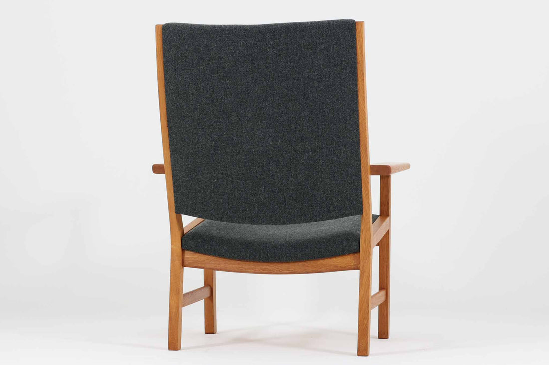 北欧より買い付けました。ウェグナー氏デザイン「AP50」です。このデザインの他に背もたれの低いタイプ、スツールタイプが販売されていた様です。こちらのチェアはハイバックタイプです。織田氏のハンスウェグナーの椅子100でも寡黙な名作と紹介されており、実際に座ってみると座り心地の良さに驚かされます。A.P.Stolen社で製作された後、ヨハネス・ハンセン社に生産が引き継がれた作品です。刻印が無いため、どちらのメーカーで製造された物かは分かりかねますのでご了承くださいませ。