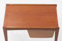 デンマークより買い付けたサイドテーブルです。天板をスライドすると収納部がある珍しいデザインです。良質なチーク材が使用されています。