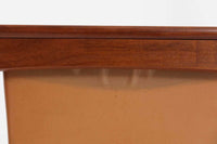 デンマークより買い付けたサイドテーブルです。天板をスライドすると収納部がある珍しいデザインです。良質なチーク材が使用されています。