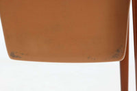 デンマークより買い付けたサイドテーブルです。天板をスライドすると収納部がある珍しいデザインです。良質なチーク材が使用されています。