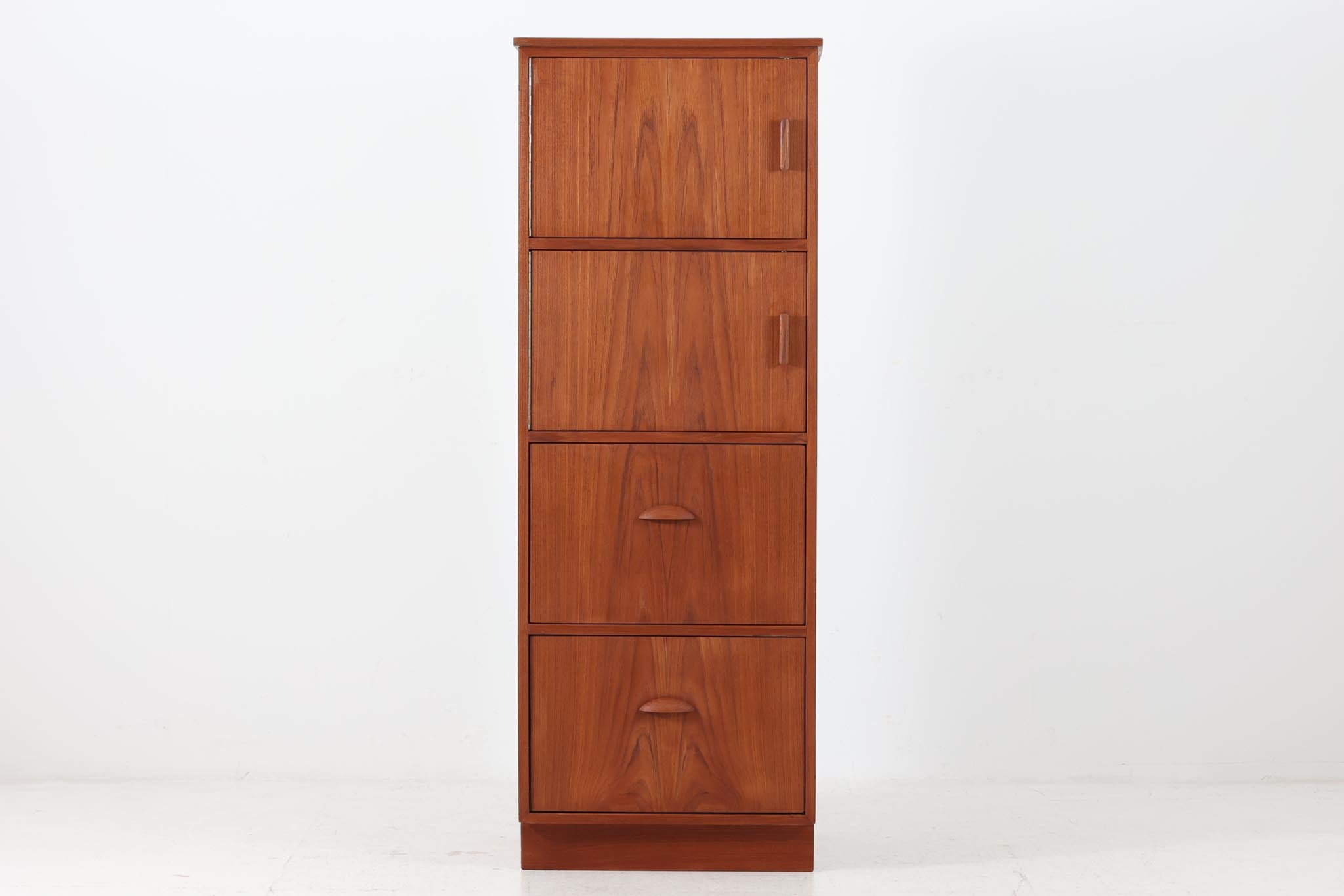 デンマーク製 スリムなハイキャビネット チーク材 北欧家具ビンテージ