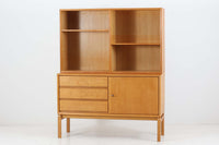 スウェーデンより買い付けた高さが139cmと小ぶりなディスプレイシェルフです。小ぶりながらも十分な収納力がございます。良質なオーク材が使用されており、デザイナーは分かりかねますがクオリティーの高い作品になっています。