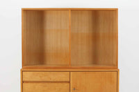 スウェーデンより買い付けた高さが139cmと小ぶりなディスプレイシェルフです。小ぶりながらも十分な収納力がございます。良質なオーク材が使用されており、デザイナーは分かりかねますがクオリティーの高い作品になっています。