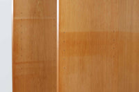 スウェーデンより買い付けた高さが139cmと小ぶりなディスプレイシェルフです。小ぶりながらも十分な収納力がございます。良質なオーク材が使用されており、デザイナーは分かりかねますがクオリティーの高い作品になっています。