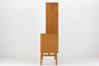 スウェーデンより買い付けた高さが139cmと小ぶりなディスプレイシェルフです。小ぶりながらも十分な収納力がございます。良質なオーク材が使用されており、デザイナーは分かりかねますがクオリティーの高い作品になっています。