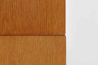 スウェーデンより買い付けた高さが139cmと小ぶりなディスプレイシェルフです。小ぶりながらも十分な収納力がございます。良質なオーク材が使用されており、デザイナーは分かりかねますがクオリティーの高い作品になっています。