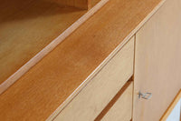 スウェーデンより買い付けた高さが139cmと小ぶりなディスプレイシェルフです。小ぶりながらも十分な収納力がございます。良質なオーク材が使用されており、デザイナーは分かりかねますがクオリティーの高い作品になっています。