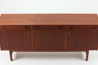 チーク材が贅沢に使用されたキッチンキャビネットです。上段はカトラリーが入れやすそうな引き出しが3杯あり、扉内部のスペースは食器をおける十分な広さがあり使い勝手が良さそうです。スウェーデン家具らしいデザインです。