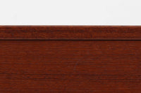 チーク材が贅沢に使用されたキッチンキャビネットです。上段はカトラリーが入れやすそうな引き出しが3杯あり、扉内部のスペースは食器をおける十分な広さがあり使い勝手が良さそうです。スウェーデン家具らしいデザインです。