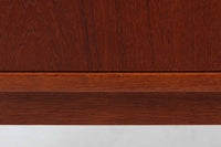 チーク材が贅沢に使用されたキッチンキャビネットです。上段はカトラリーが入れやすそうな引き出しが3杯あり、扉内部のスペースは食器をおける十分な広さがあり使い勝手が良さそうです。スウェーデン家具らしいデザインです。