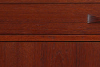 チーク材が贅沢に使用されたキッチンキャビネットです。上段はカトラリーが入れやすそうな引き出しが3杯あり、扉内部のスペースは食器をおける十分な広さがあり使い勝手が良さそうです。スウェーデン家具らしいデザインです。