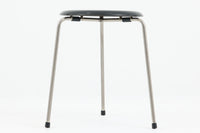 1954年、デンマークのデザイナー、Arne Jacobsen(アルネ・ヤコブセン)によって発表された3本脚のスツール、「DOT(ドット)」。このスツールは、ヤコブセンが手がけた「ルードブレ市庁舎」のロビーで待合席として使用されていました。1970年には4本脚のバージョンも登場しましたが、3本脚のモデルは同年に廃盤となり、現在はビンテージ品のみで入手可能です。オフィスや自宅での日常的な使用はもちろん、予備の椅子としても便利なこのスツールは、シンプルなデザインが魅力です。座面の中央がわずかにくぼんでおり、座った際にフィット感を生み出します。シンプルながらもヤコブセンのこだわりが感じられ、また、単なるスツールとしてだけでなく、ソファの横に置いて本や小物を置くサイドテーブルとしても活用できます。座面裏には薄っすらとFritz Hansen社の刻印がございます。座面に真鍮が施された希少なモデルです。
