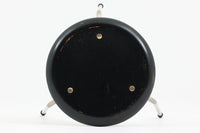 1954年、デンマークのデザイナー、Arne Jacobsen(アルネ・ヤコブセン)によって発表された3本脚のスツール、「DOT(ドット)」。このスツールは、ヤコブセンが手がけた「ルードブレ市庁舎」のロビーで待合席として使用されていました。1970年には4本脚のバージョンも登場しましたが、3本脚のモデルは同年に廃盤となり、現在はビンテージ品のみで入手可能です。オフィスや自宅での日常的な使用はもちろん、予備の椅子としても便利なこのスツールは、シンプルなデザインが魅力です。座面の中央がわずかにくぼんでおり、座った際にフィット感を生み出します。シンプルながらもヤコブセンのこだわりが感じられ、また、単なるスツールとしてだけでなく、ソファの横に置いて本や小物を置くサイドテーブルとしても活用できます。座面裏には薄っすらとFritz Hansen社の刻印がございます。座面に真鍮が施された希少なモデルです。