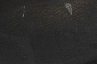 1954年、デンマークのデザイナー、Arne Jacobsen(アルネ・ヤコブセン)によって発表された3本脚のスツール、「DOT(ドット)」。このスツールは、ヤコブセンが手がけた「ルードブレ市庁舎」のロビーで待合席として使用されていました。1970年には4本脚のバージョンも登場しましたが、3本脚のモデルは同年に廃盤となり、現在はビンテージ品のみで入手可能です。オフィスや自宅での日常的な使用はもちろん、予備の椅子としても便利なこのスツールは、シンプルなデザインが魅力です。座面の中央がわずかにくぼんでおり、座った際にフィット感を生み出します。シンプルながらもヤコブセンのこだわりが感じられ、また、単なるスツールとしてだけでなく、ソファの横に置いて本や小物を置くサイドテーブルとしても活用できます。座面裏には薄っすらとFritz Hansen社の刻印がございます。座面に真鍮が施された希少なモデルです。