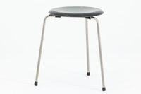 1954年、デンマークのデザイナー、Arne Jacobsen(アルネ・ヤコブセン)によって発表された3本脚のスツール、「DOT(ドット)」。このスツールは、ヤコブセンが手がけた「ルードブレ市庁舎」のロビーで待合席として使用されていました。1970年には4本脚のバージョンも登場しましたが、3本脚のモデルは同年に廃盤となり、現在はビンテージ品のみで入手可能です。オフィスや自宅での日常的な使用はもちろん、予備の椅子としても便利なこのスツールは、シンプルなデザインが魅力です。座面の中央がわずかにくぼんでおり、座った際にフィット感を生み出します。シンプルながらもヤコブセンのこだわりが感じられ、また、単なるスツールとしてだけでなく、ソファの横に置いて本や小物を置くサイドテーブルとしても活用できます。座面裏には薄っすらとFritz Hansen社の刻印がございます。