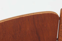 ArneWahlIversenデザインによるチェアです。削り出されたフレームはクオリティーが高く、背もたれが浮いた様な形状で軽快な印象を添えています。チーク材とオーク材の組み合わせも素敵で希少な作品です。