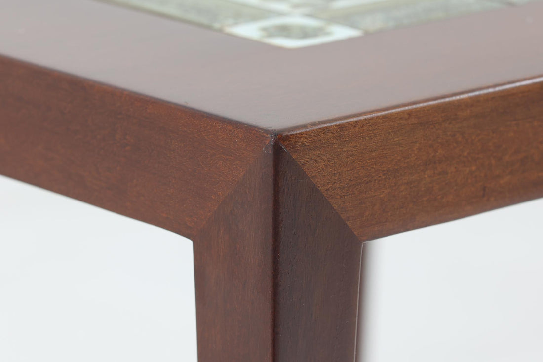 ロイヤルコペンハーゲン「Tenera」シリーズのタイルが天板に敷き詰められたお洒落なサイドテーブルです。脚部はハスレブ社独自のデザインで非常にシンプルなフォルムに仕上がっています。タイルの上には、暖かいカップなどを直接置ける機能的な所も嬉しいですね。