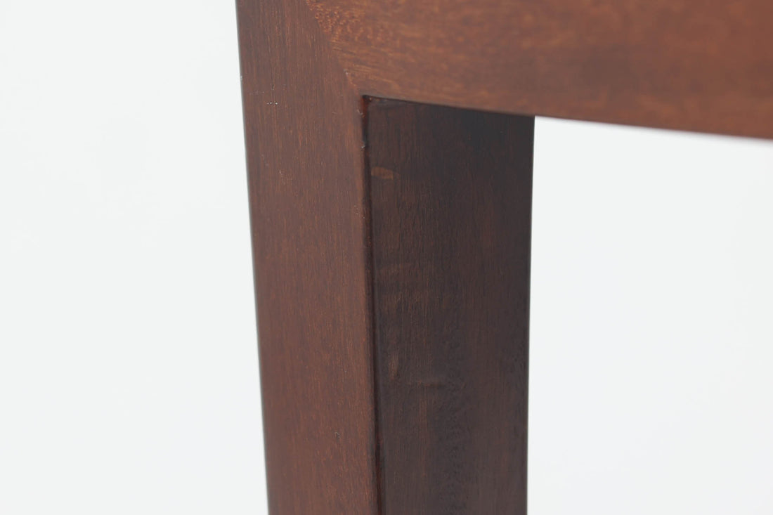 ロイヤルコペンハーゲン「Tenera」シリーズのタイルが天板に敷き詰められたお洒落なサイドテーブルです。脚部はハスレブ社独自のデザインで非常にシンプルなフォルムに仕上がっています。タイルの上には、暖かいカップなどを直接置ける機能的な所も嬉しいですね。