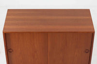 「カイ・クリスチャンセン」デザインのシンプルなローボードです。造りも良く、綺麗なチーク材が使用されており、暖かみのある雰囲気です。