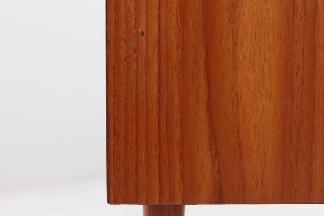「カイ・クリスチャンセン」デザインのシンプルなローボードです。造りも良く、綺麗なチーク材が使用されており、暖かみのある雰囲気です。