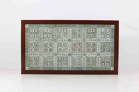 ロイヤルコペンハーゲン「TENERA」シリーズのタイルが天板に敷き詰められたお洒落なセンターテーブルです。脚部はハスレブ社独自のデザインで非常にシンプルなフォルムに仕上がっています。タイルの上には、暖かいカップなどを直接置ける機能的な所も嬉しいですね。使いやすい小ぶりなサイズです。希少なマホガニー材が使用されています。